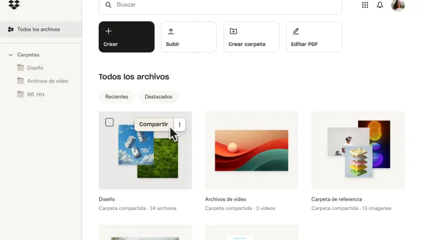 Carpeta de diseño con dados y césped, mostrando que son los archivos compartidos. Al lado, carpetas de videos y referencias.