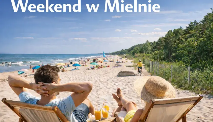 Relaks na plaży w Mielnie, z widokiem na morze i tłumy plażowiczów. Idealne miejsce na weekendowe atrakcje.