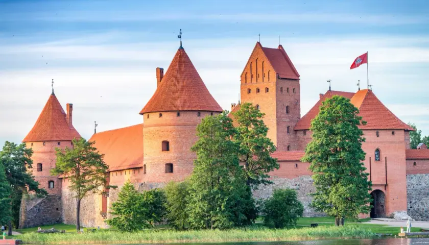 Zamek w Trokach, jedna z najpiękniejszych atrakcji Litwy, wznosi się nad jeziorem.