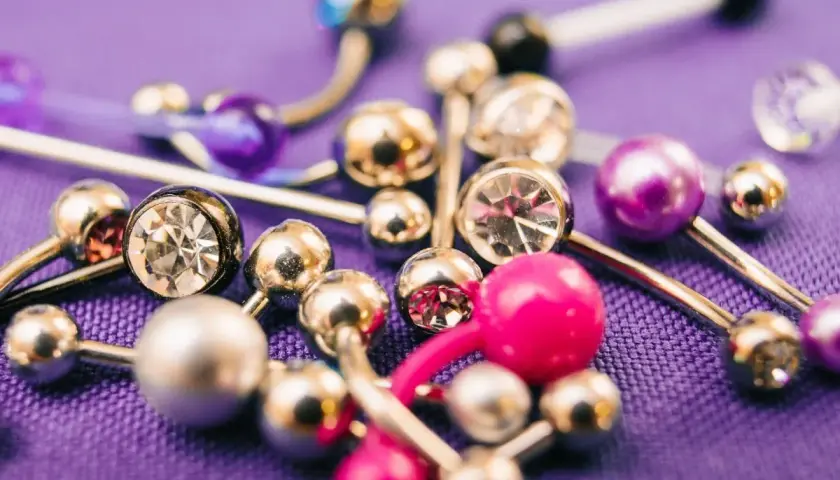 Snake eye piercing: Dlaczego eksperci odradzają? Poznaj ryzyka