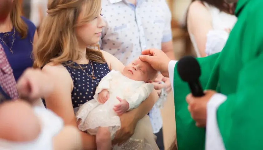 Ile dać na chrzciny jako chrzestna? Wybierz idealną kwotę bez stresu.