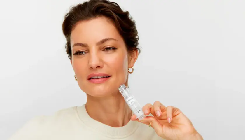 Mujer con producto de belleza. ¿Serán ciertas las cocunat opiniones negativas?
