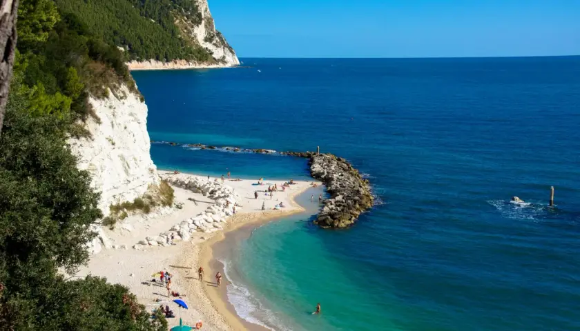 Skały i turkusowa woda tworzą krajobraz jednej z najpiękniejszych plaż we Włoszech.