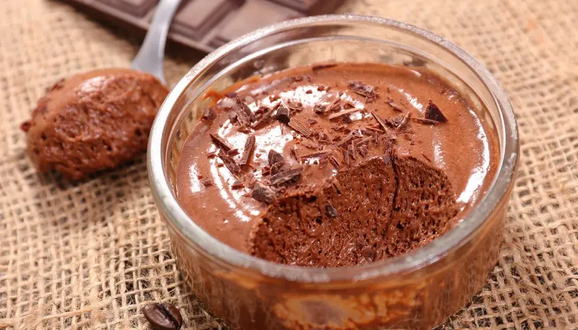 Délicieuse mousse au chocolat maison, garnie de copeaux de chocolat. Parfait pour la conservation et le plaisir.
