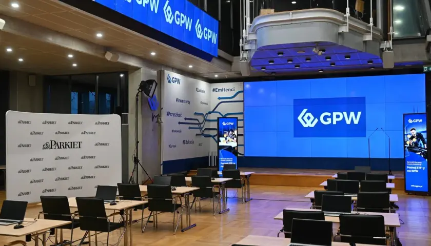 Sala konferencyjna z logo GPW, przygotowana do spotkania o akcjach. WIG20 akcje.