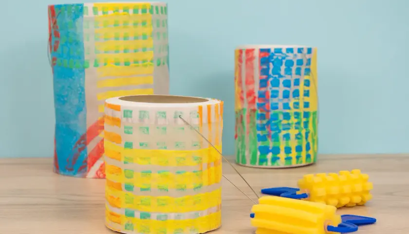 Bunte Laternen zum Laterne basteln U3. Kinder haben mit bunten Farben und Rollen Muster auf Papierrollen gemalt.