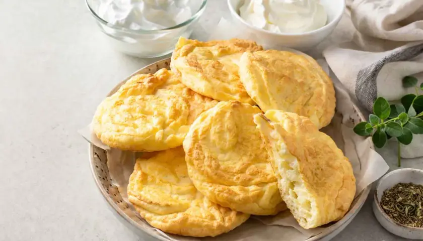 Pane nuvola ricetta: soffici e dorati, questi panini leggeri sono perfetti per una colazione o uno spuntino sano.