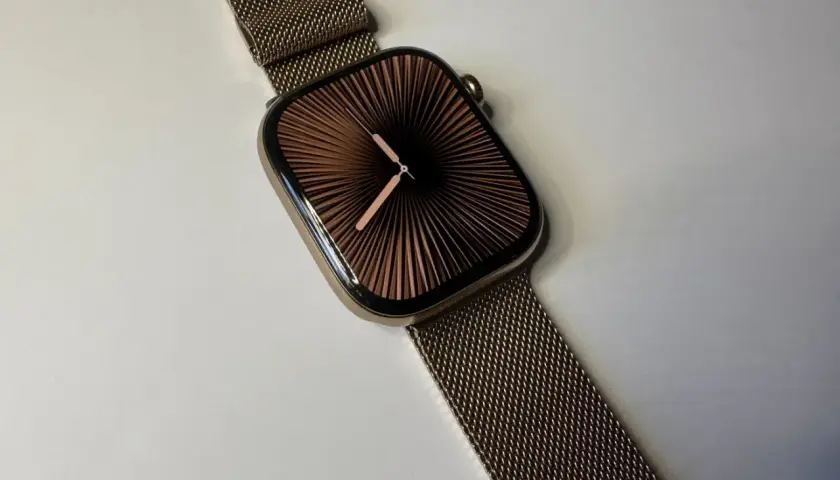Elegancki zegarek watch os 10 z bransoletą typu mesh i tarczą w kształcie wachlarza.