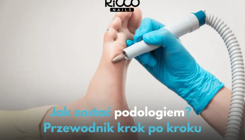 Ręka w niebieskiej rękawiczce używa frezarki do stóp. Dowiedz się, jak zostać podologiem, krok po kroku.