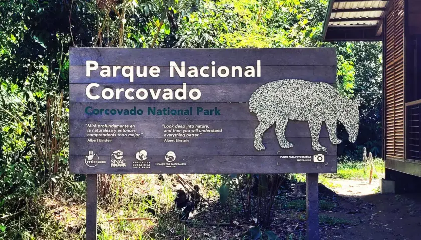 Schild am Eingang zum Corcovado Nationalpark mit einem Tapir-Umriss. Albert Einstein zitiert über Natur.