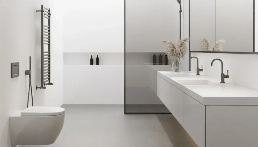 Modernes, minimalistisches bad ohne fenster mit freihängendem WC, Doppelwaschtisch und schwarzem Handtuchwärmer.