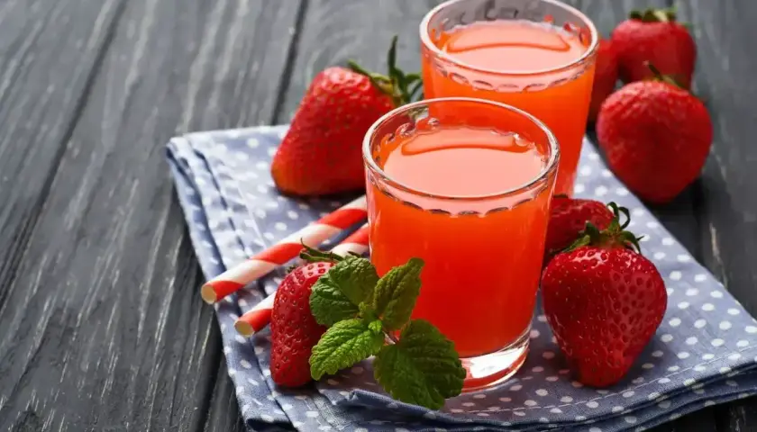 Dwa szklanki orzeźwiającego napoju, idealnego na lato. Pomyśl, jak zrobić kompot z truskawek, by uzyskać taki kolor i smak!