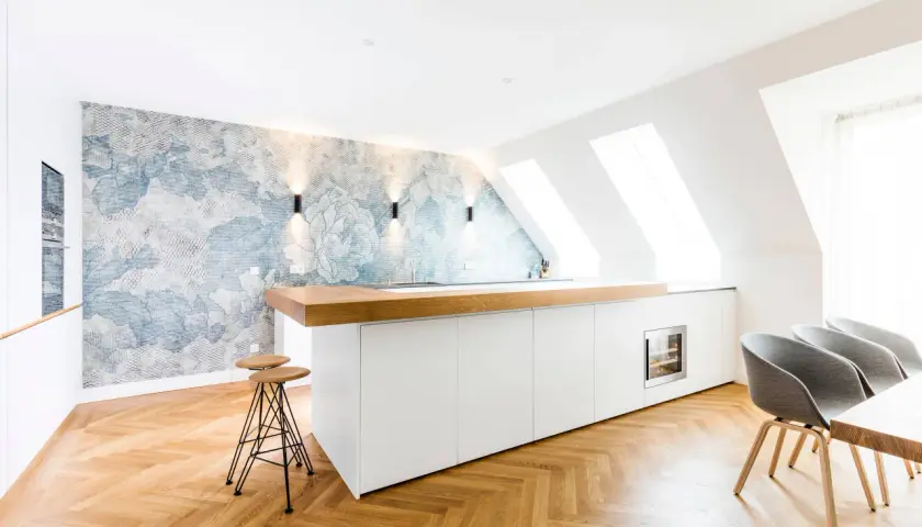 Moderne Küche mit floraler Tapete und Holzakzenten. Perfekt, um eine stilvolle Penthousewohnung einzurichten.