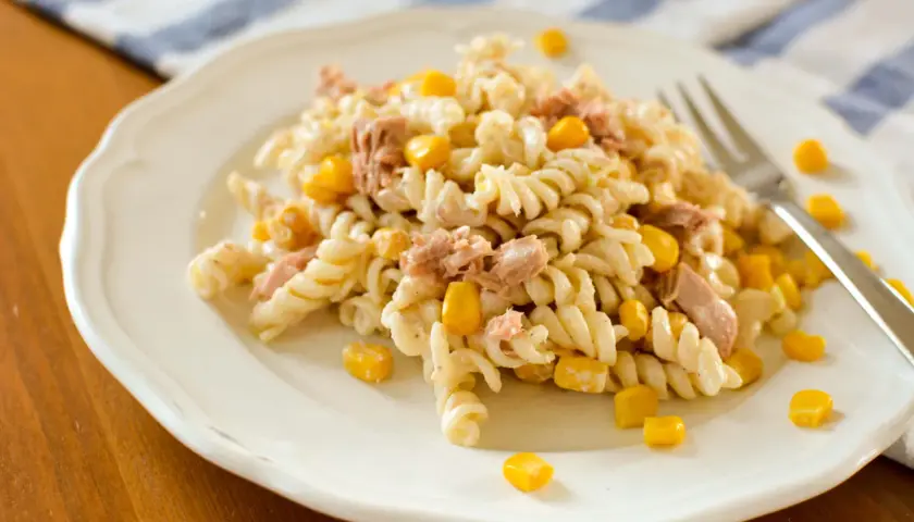 Sałatka z makaronu fusilli, tuńczyka i kukurydzy. Prosty przepis, jak zrobić sałatkę z tuńczyka na szybki obiad.
