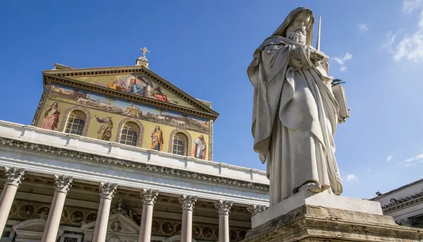 Statua di San Paolo davanti alla Basilica di San Pietro e Paolo a Roma.
