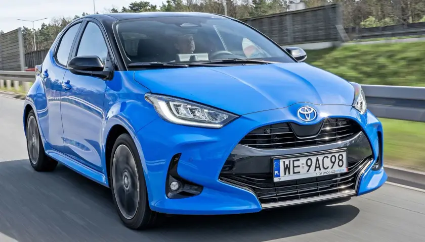 Niebieski Toyota Yaris 2020 na drodze. Sprawdź atrakcyjną toyota yaris 2020 cena i wybierz swój wymarzony model.