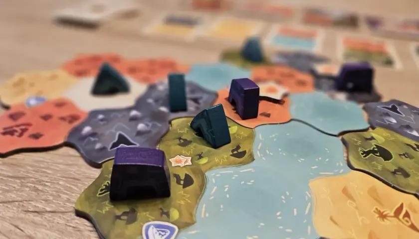 Bunte Spielsteine auf einer Landkarte, die eine spannende Partie **strategie brettspiele** andeutet.