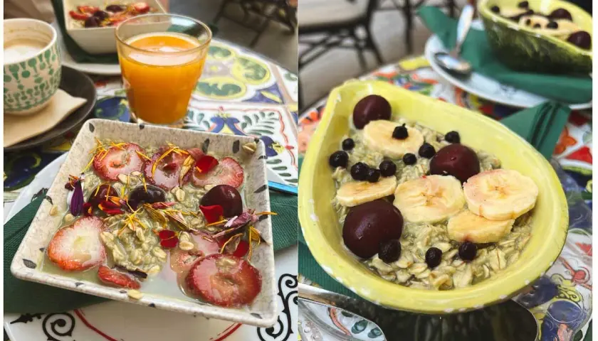 Zwei Schalen mit leckerem Matcha Porridge, garniert mit Erdbeeren, Kirschen und Bananenscheiben. Ein gesunder Start in den Tag!