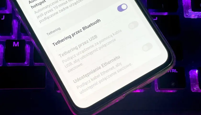 Ustawienia telefonu pokazują opcje tetheringu: przez Bluetooth, USB i Ethernet. Tethering to udostępnianie połączenia internetowego.