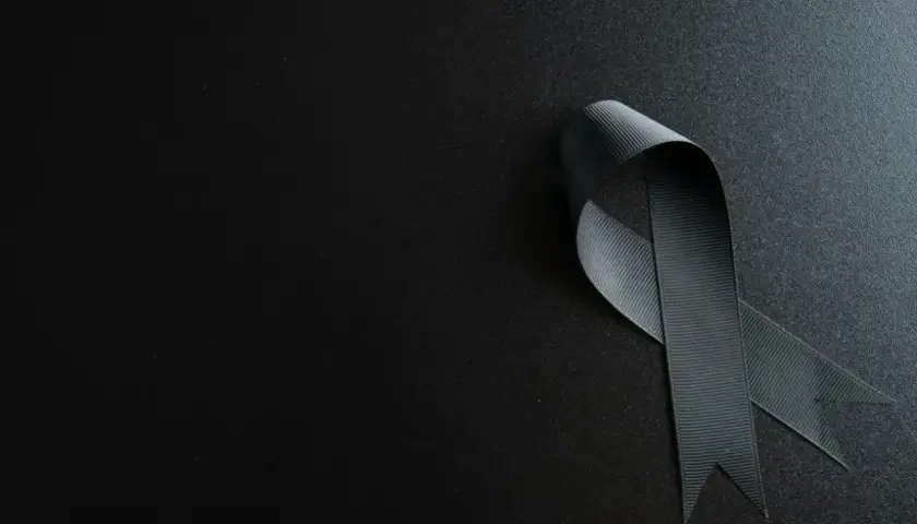Czarna wstążka symbolizuje żałobę. Ile trwa żałoba? To pytanie, na które każdy musi znaleźć własną odpowiedź.