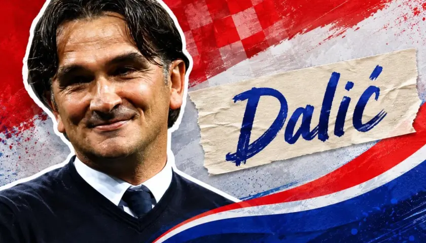 Uśmiechnięty trener reprezentacji Chorwacji, Zlatko Dalić, na tle biało-czerwono-niebieskich barw narodowych.