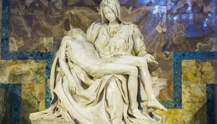 Pieta z Lubiąża, marmurowa rzeźba przedstawiająca Matkę Boską trzymającą martwe ciało Jezusa, na tle zdobionej ściany.