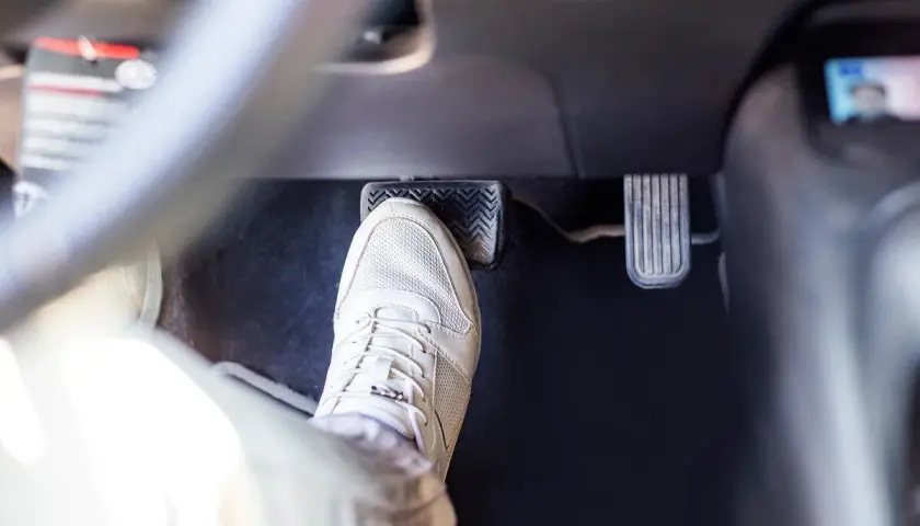 But to który pedał to hamulec? Ten z ząbkami, na który naciskam, czy ten obok?