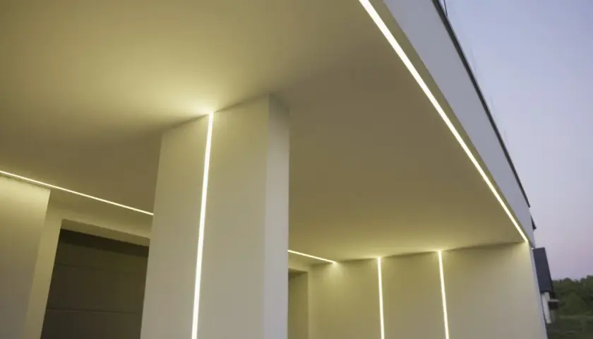 Nowoczesna architektura z subtelnym oświetleniem. Widoczny profil led z siatką tworzy eleganckie linie świetlne na elewacji.