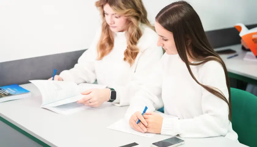 Dwie studentki uczą się do egzaminu z bezpieczeństwa narodowego. Po studiach można pracować w wielu miejscach.