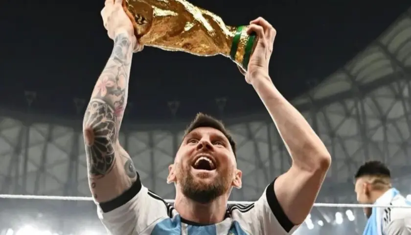 Messi, z pucharem mistrza świata w rękach, świętuje swój wielki mundial.