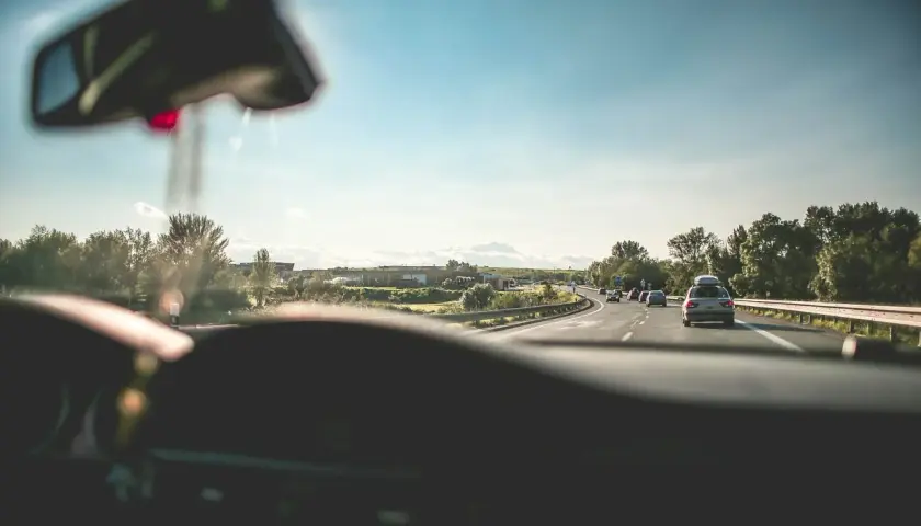 Widok z samochodu na autostradę. Czy BlaBlaCar jest bezpieczny? Podróż z innymi kierowcami może być równie bezpieczna jak własnym autem.