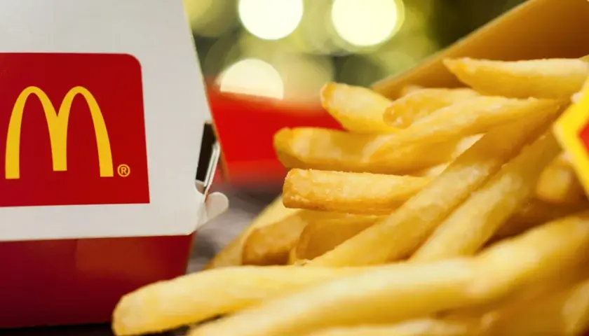 Złociste frytki z McDonald's, idealne na szybką przekąskę. Zastanawiasz się, ile kosztują nowe frytki w McDonald's? Sprawdź ceny!