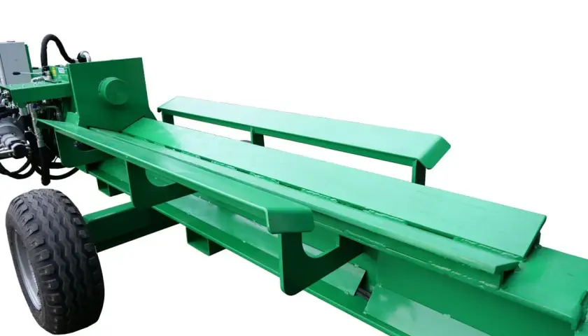 Grüner, großer Holzspalter mit Reifen und hydraulischem Zylinder, bereit, Holz zu spalten.