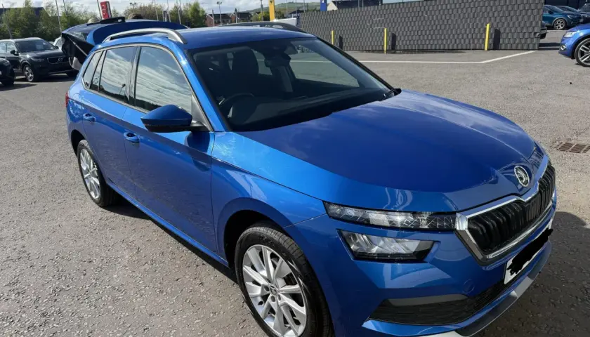 Blå Skoda Kamiq parkerad utomhus, med bagageluckan öppen. En potentiell skoda kamiq problem kan vara att den är för stor för att få plats i garaget.