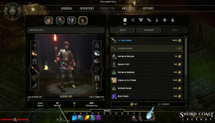 Postać w grze Sword Coast Legends zarządza ekwipunkiem, widoczne są ikony postaci, przedmioty i statystyki.