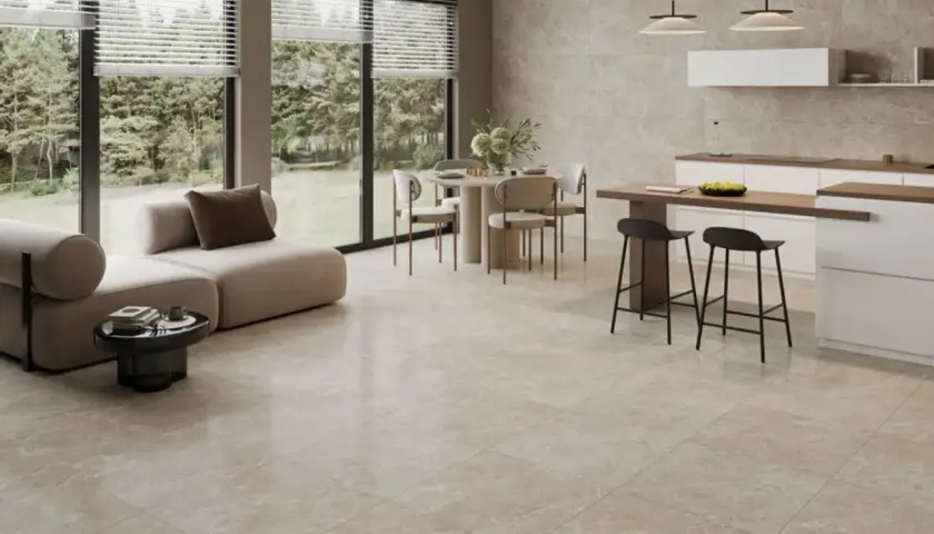 Jasna, przestronna kuchnia i salon z widokiem na las. Podłoga z jasnej terakoty, co to za materiał, nadaje wnętrzu elegancji.