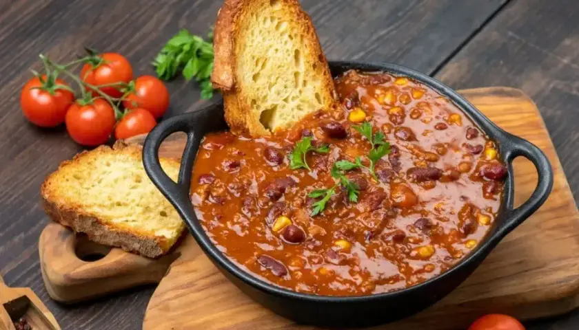 Gęste chili con carne z fasolą i kukurydzą, podane z chrupiącym pieczywem. Idealne na obiad na dwa dni.