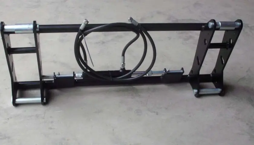 Schwarzer Euro-Aufnahme-Adapter mit Hydraulikschläuchen für Landmaschinen.