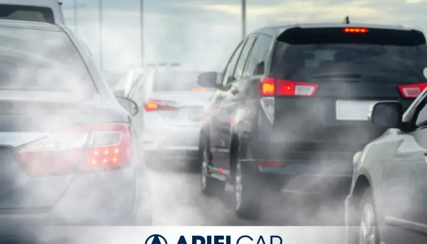 Traffico intenso con auto che emettono fumo. Le normative Euro 6 da che anno hanno migliorato la qualità dell'aria?
