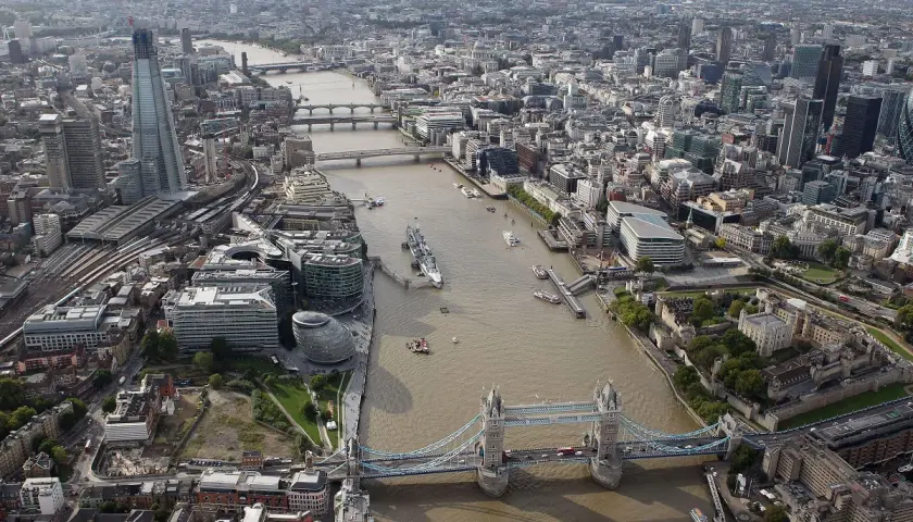 Widok na Tamizę i Tower Bridge w Londynie. Choć miasto nie ma bezpośredniego dostępu do morza, rzeka ta jest kluczowa dla jego historii i transportu.