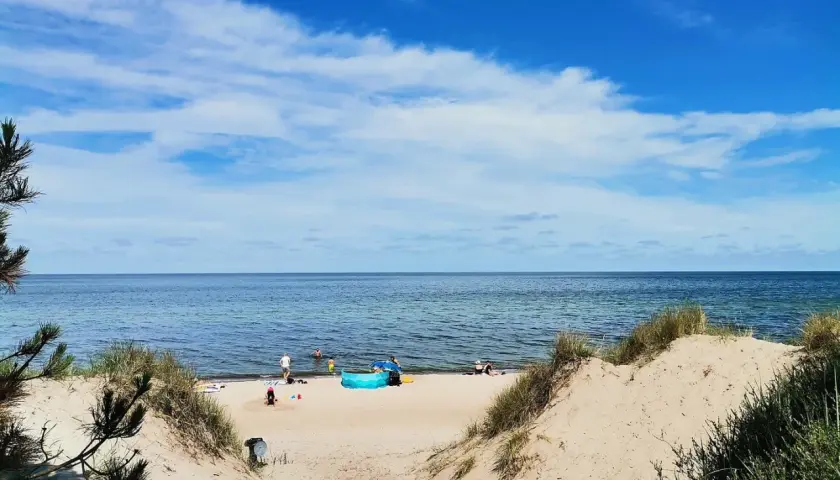 Piękna plaża w Rusinowie, idealne miejsce na letnie atrakcje. Słońce, morze i piasek zachęcają do wypoczynku.