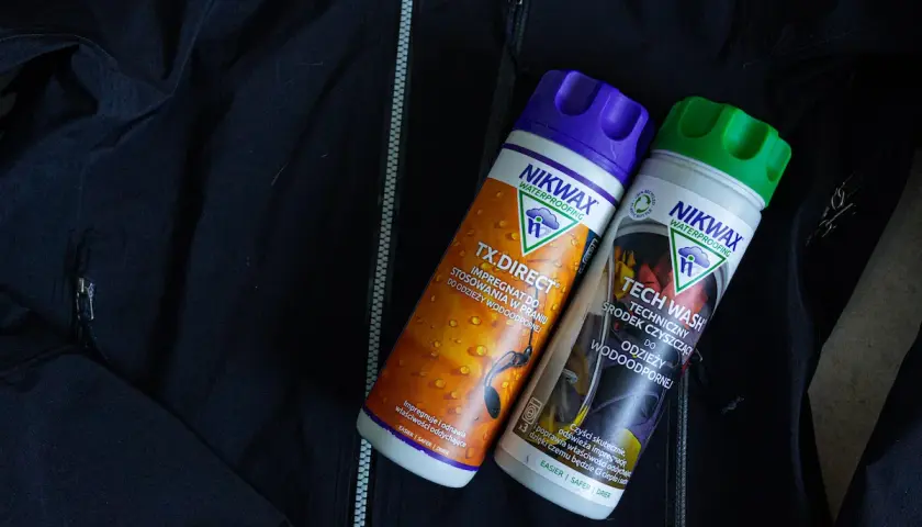 Dwa preparaty Nikwax na czarnej kurtce Patagonia. Jak prać Gore-Tex? Użyj Tech Wash do czyszczenia i TX.Direct do impregnacji.