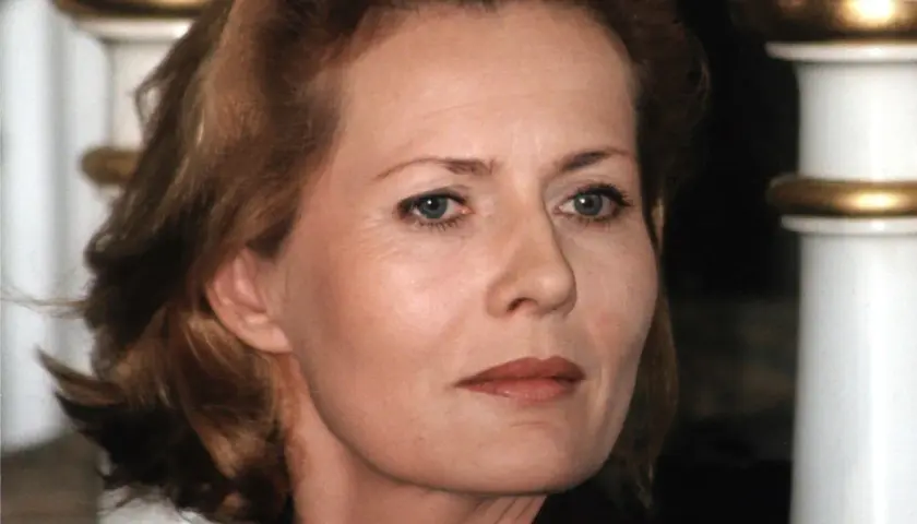 Portret Grażyny Szapołowskiej, ikony polskiego kina, z widocznymi zmarszczkami i niebieskimi oczami.