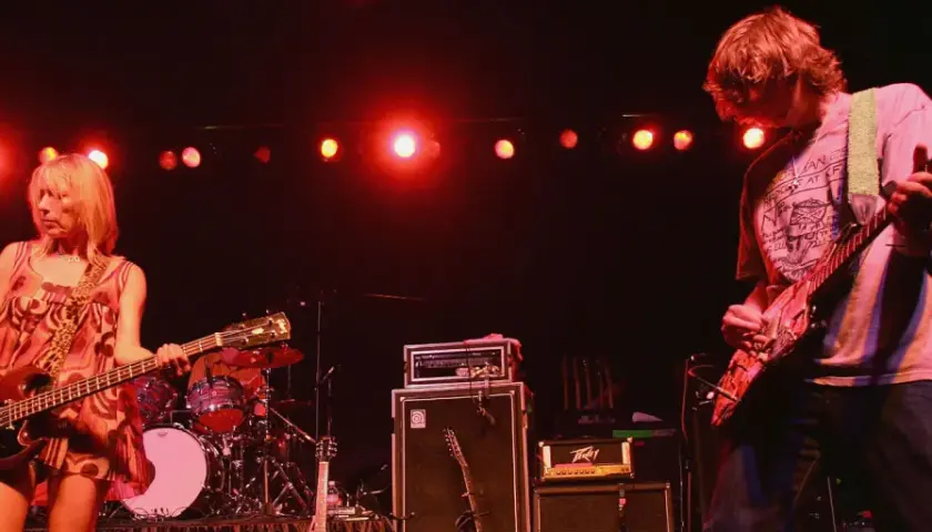 Kim Gordon i Thurston Moore z Sonic Youth grają na scenie, tworząc muzykę w stylu "Kool Thing".