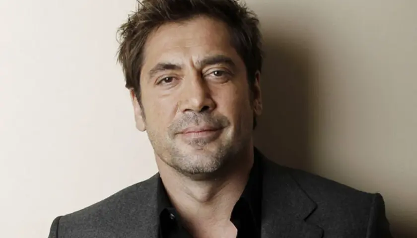Javier Bardem, znany z wielu niezapomnianych ról w filmach, prezentuje się w eleganckim garniturze.