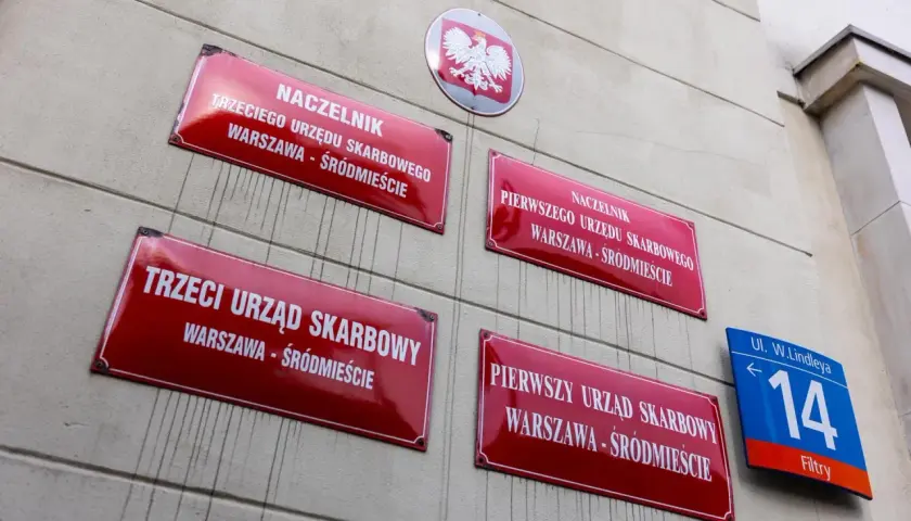 Tablice urzędów skarbowych w Warszawie. Zastanawiasz się, ile trzeba zarobić netto, aby przekroczyć próg podatkowy?