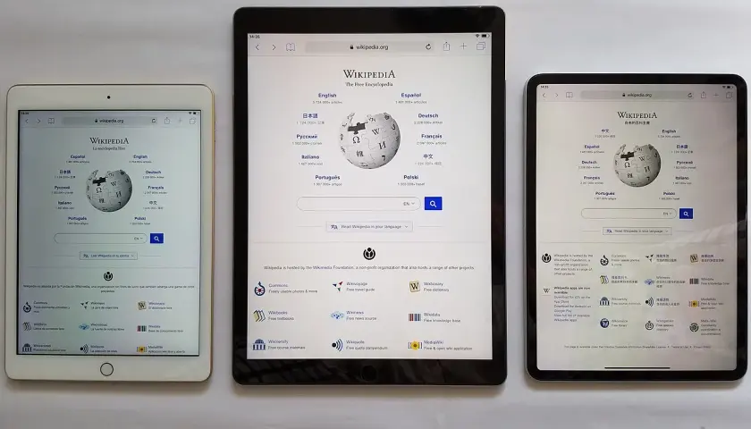 Trzy tablety wyświetlają stronę Wikipedii w różnych językach. Na środkowym tablecie widać więcej opcji językowych niż na pozostałych dwóch.