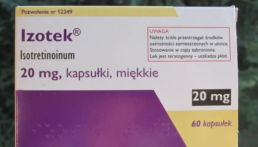 Opakowanie leku Izotek 20 mg, zawierające 60 kapsułek miękkich. Izotek co to? To lek z izotretinoiną, stosowanie w ciąży zabronione.