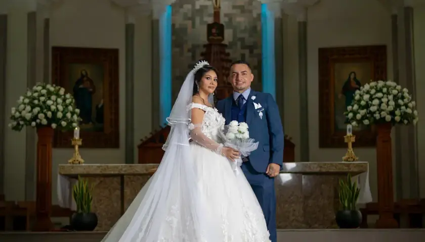Para młoda w kościele, piękna suknia i garnitur. Zastanawiasz się, ile kosztuje ślub kościelny?