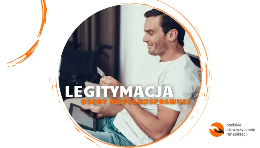 Mężczyzna z kartą i tabletem, szuka informacji, gdzie wyrobić legitymację o niepełnosprawności.
